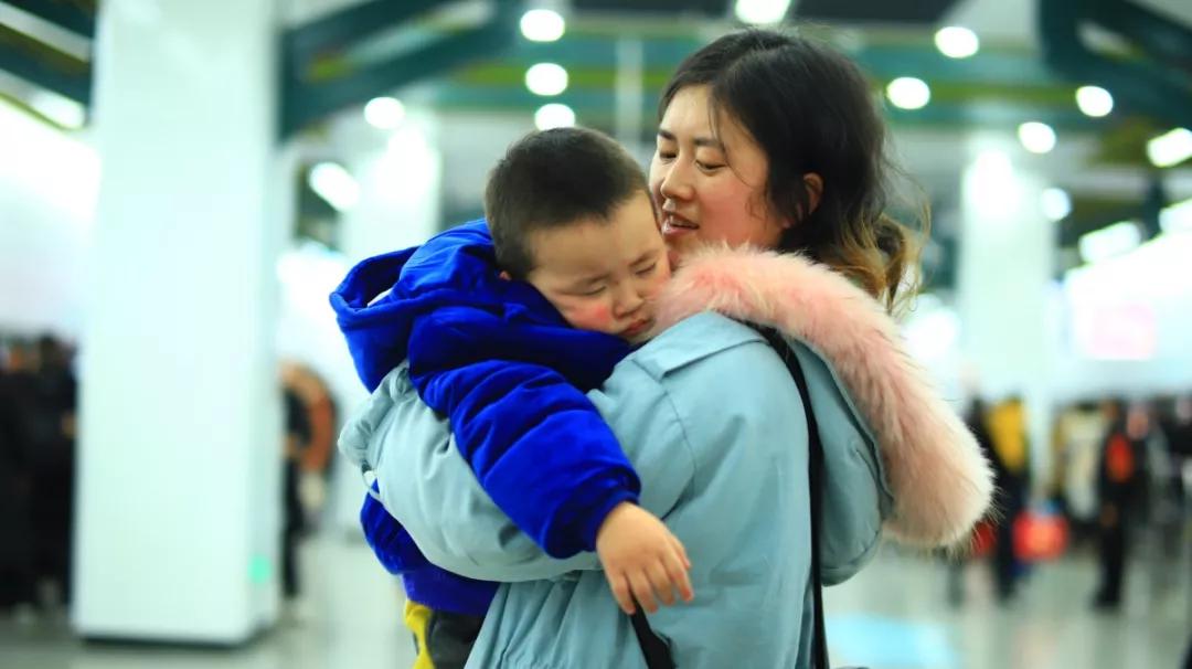 春运路上的幸福,高铁上的春运流动的年俗年味