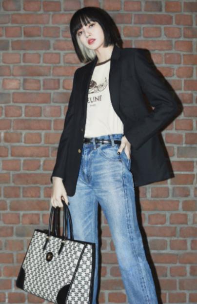 人间芭比lisa晒巴黎私照,lisa现状曝光牛仔裙