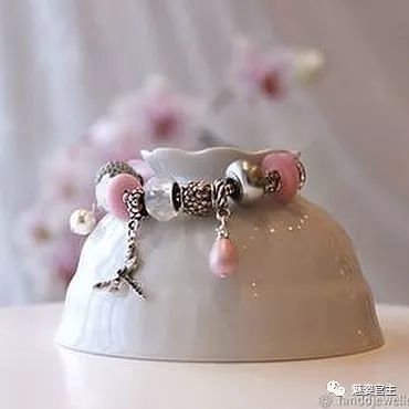 施华洛世奇水晶和珠子打造闪亮弹簧吊坠手链，附制作图解教程