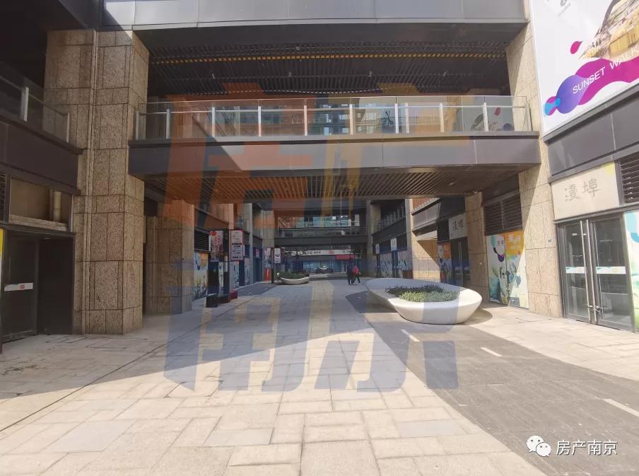 商务区无商务、300米地标成停车场！鼓楼滨江，我还要等你多久？