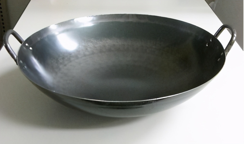 白色炒菜锅具是什么材质,火锅的锅具什么材质最好