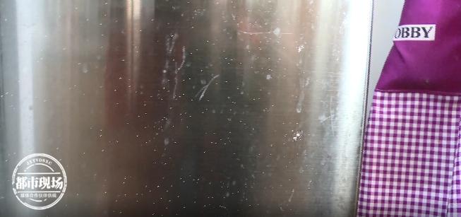 冰箱上长了白色的小虫会爬,冰箱门好多小白虫子