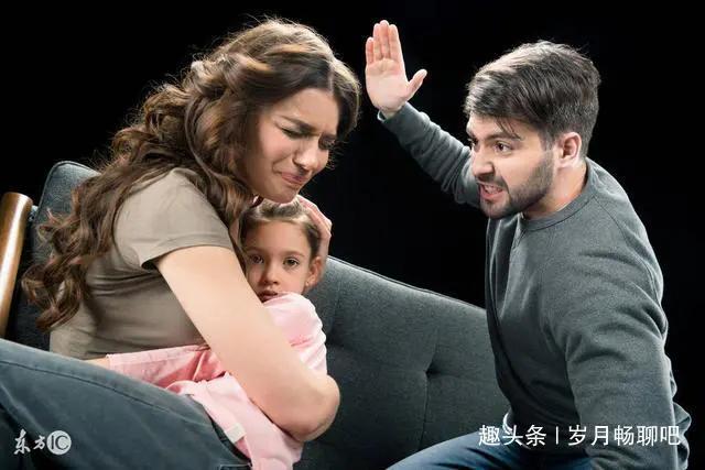 被丈夫暴打的她离家出走活出了自己的精彩，之后又把女儿接到身边