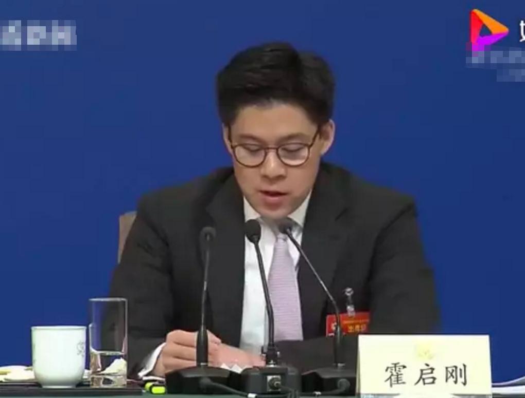 霍启刚背购物袋,霍启刚机场手捧郭晶晶的火炬