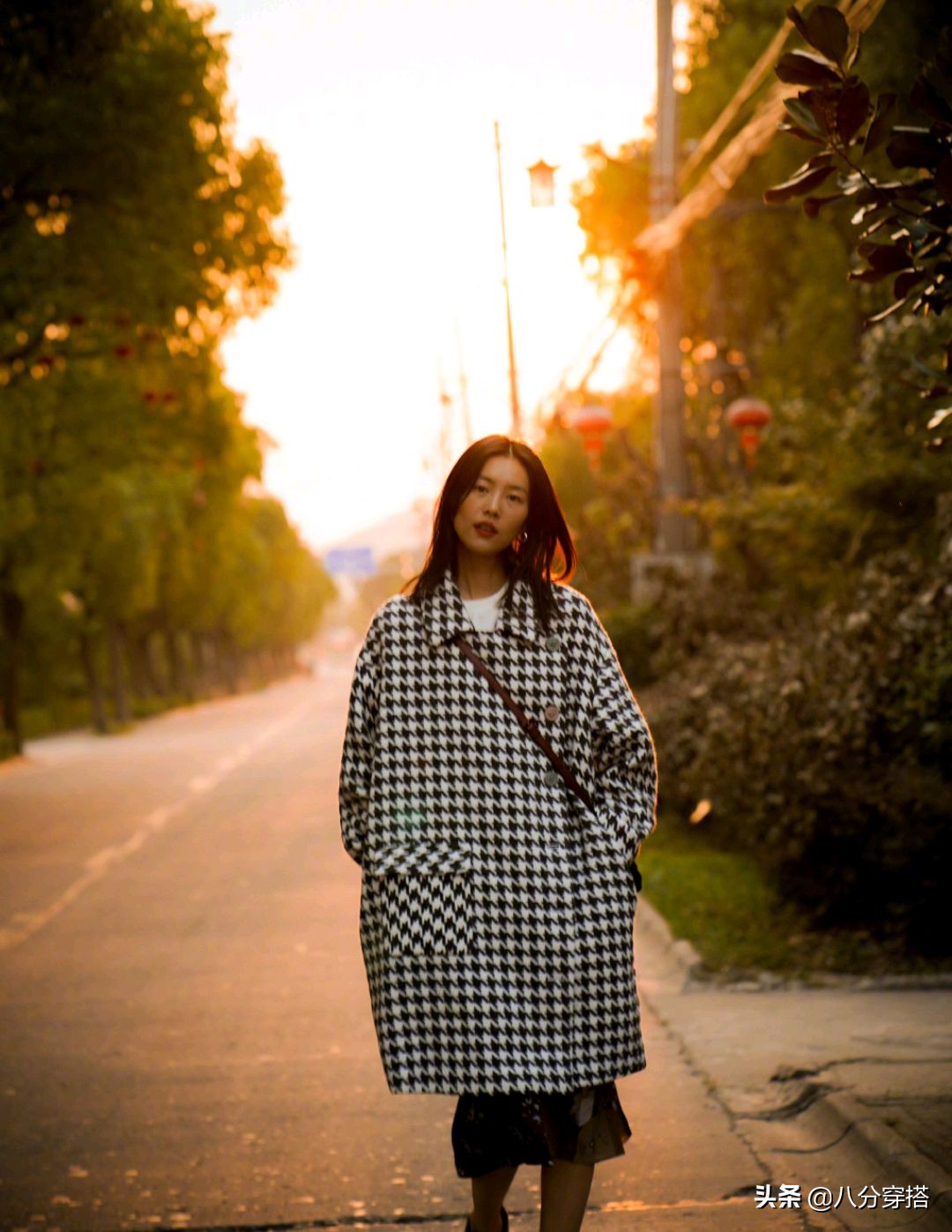 刘雯仗着超模身材就“乱穿”，超肥千鸟格大衣穿出高级感，太任性