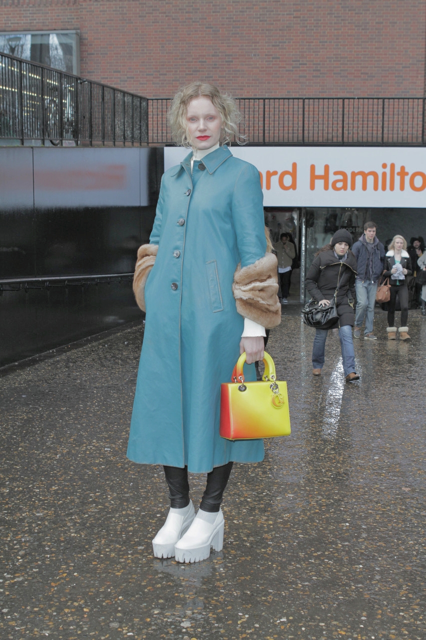 女生穿打底裤不勒吗,女生穿喇叭裤搭配什么鞋好看