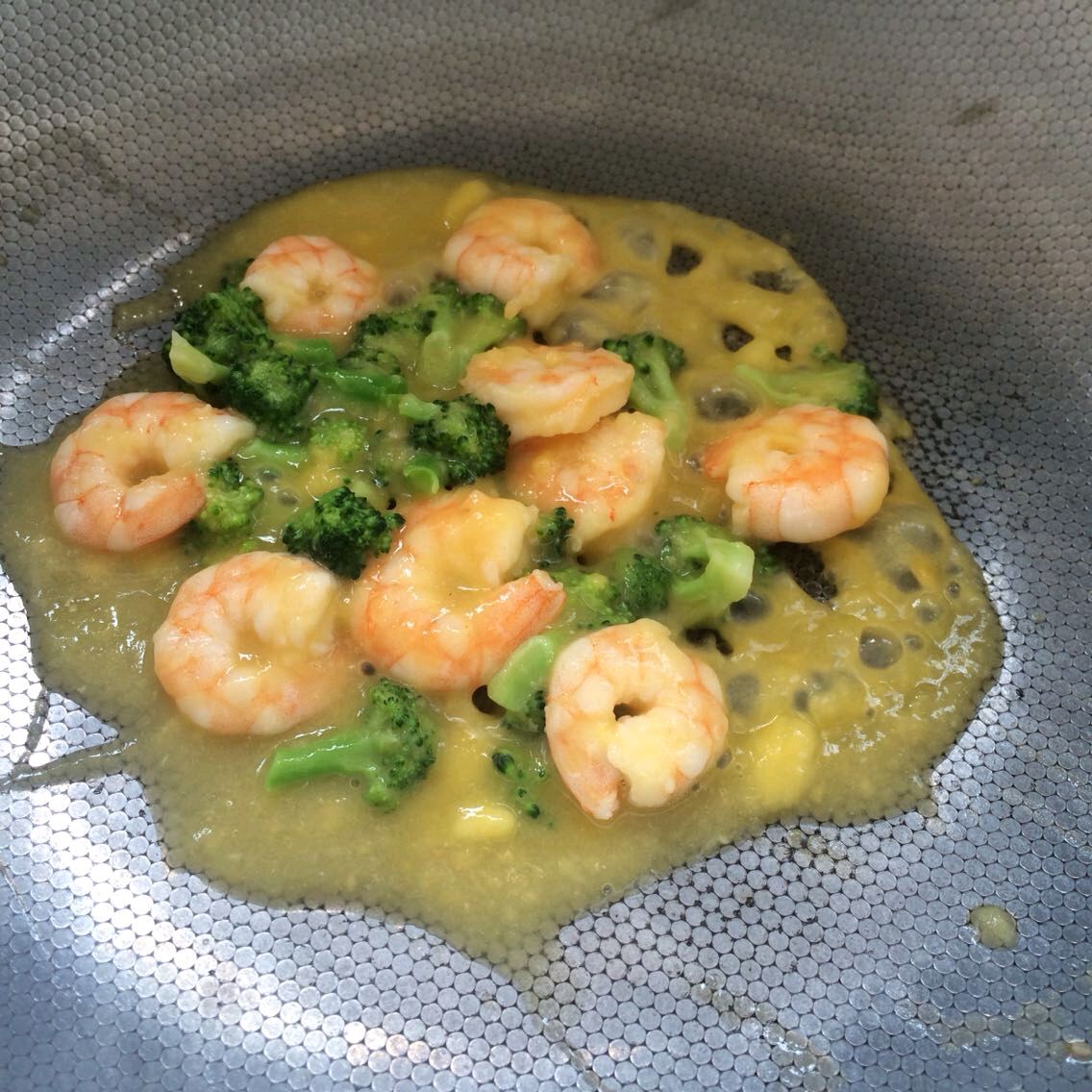 「芒果炒虾仁」的做法没见过吧？芒果和虾的结合，酸溜甜