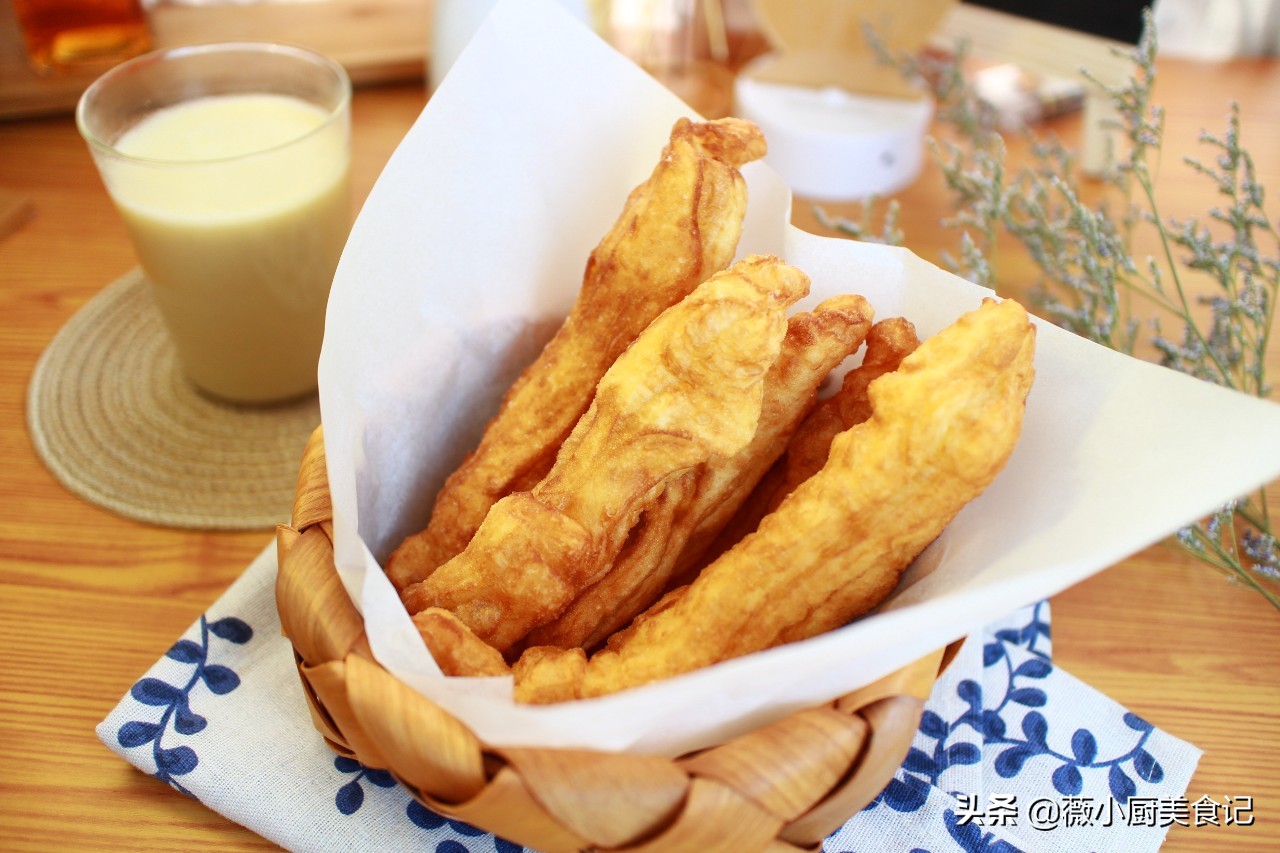 第一次炸油条的做法和发面全过程,酥脆油条的做法和配方的全过程