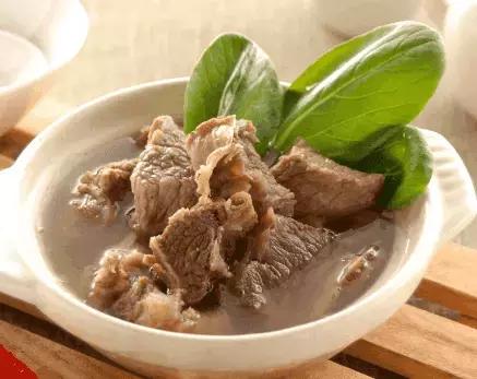 一碗牛肉汤很简单,怎么能快速做好一碗牛肉汤