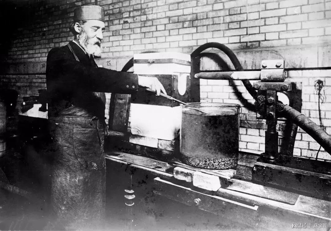 假钻石炫富外国网红,假钻石被骗视频