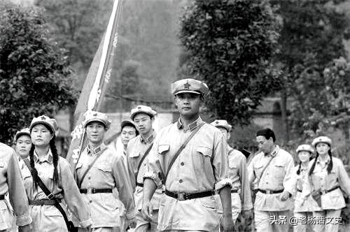 他是木兰山72英雄之一，率部巧计捉土豪，后成开国上将