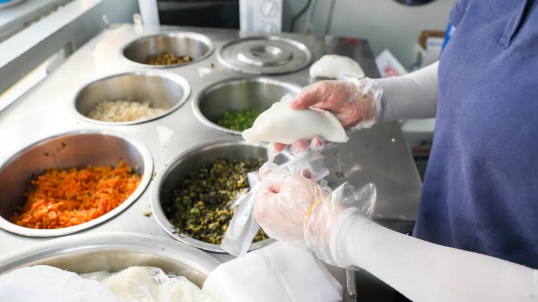 泉秀路上卖了17年的QQ米包,再不去吃就要失传了...