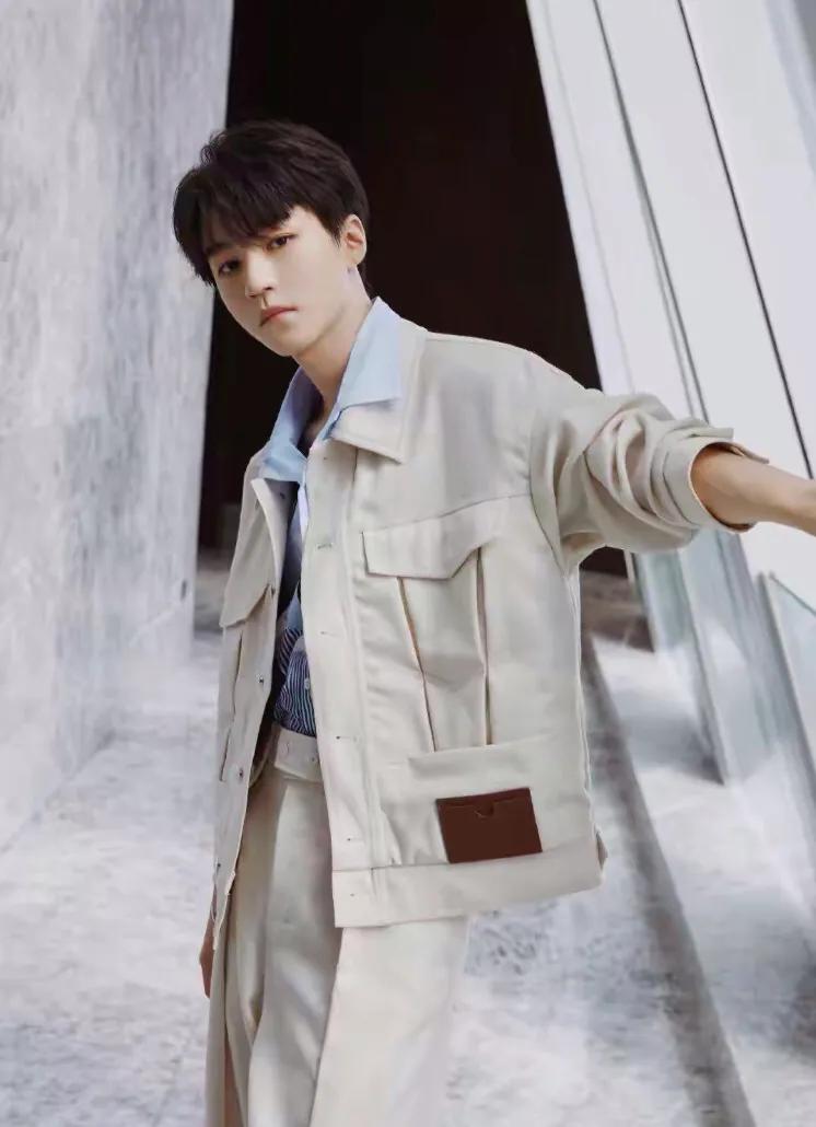 英雄联盟十周年王俊凯angelababy,十周年英雄联盟开幕式直播王俊凯