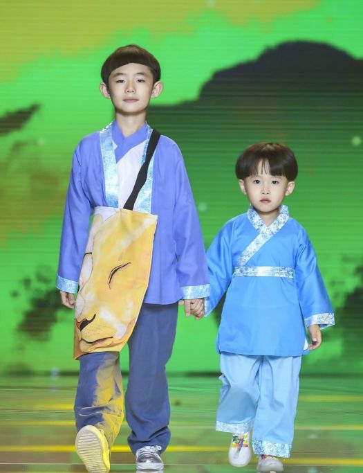 易烊千玺弟弟易烊昱华走秀,易烊千玺弟弟走秀