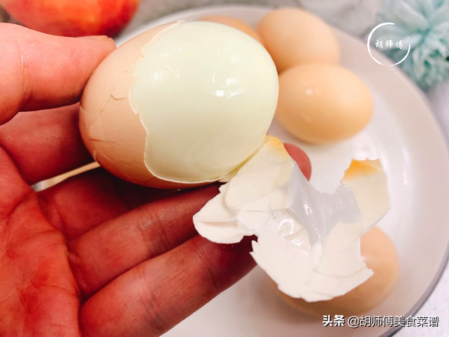 阿姨一分钟剥100个鸡蛋，学会她煮鸡蛋的方法，蛋壳轻轻一碰就掉