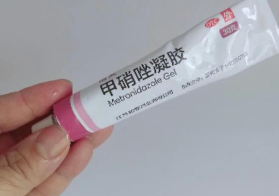 口罩印在脸上的痘痘怎样快速消除,脸上戴口罩过敏出痘痘什么药膏好