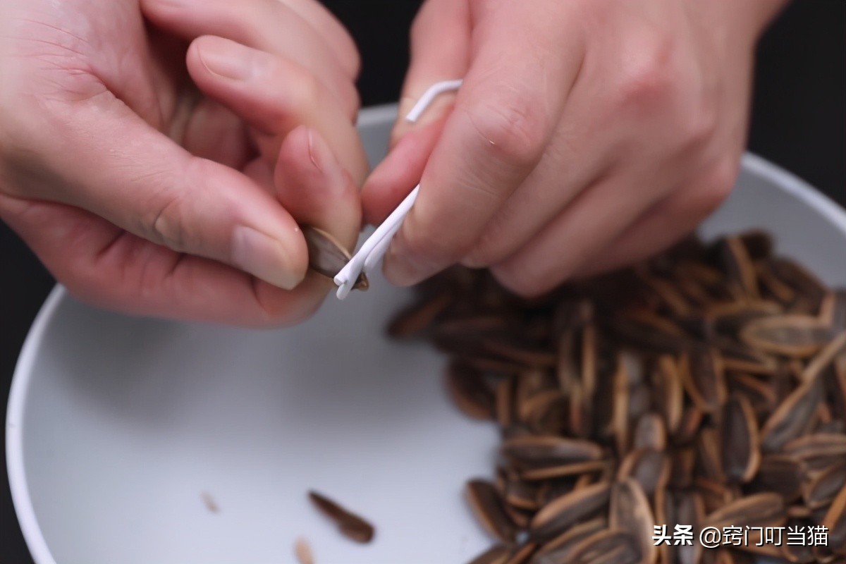 瓜子用手剥还是嘴剥好,瓜子要用手剥了吃