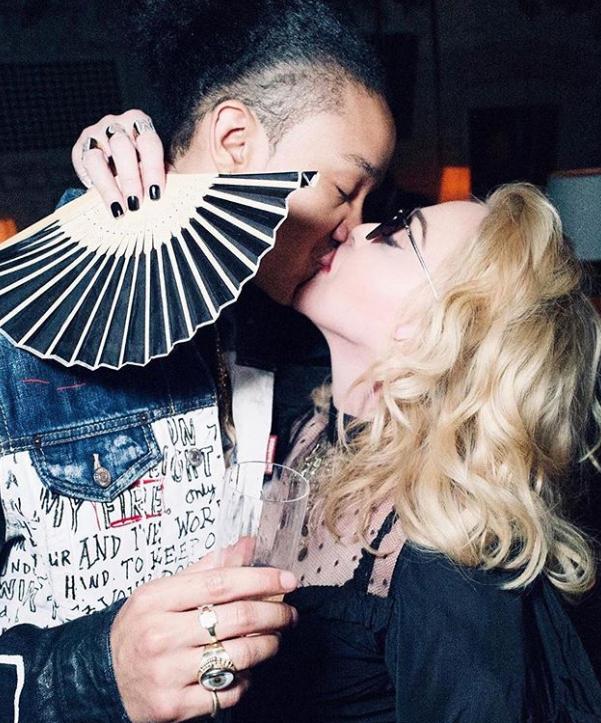 63岁麦当娜牵90后男友现身,麦当娜与小35岁新男友合照