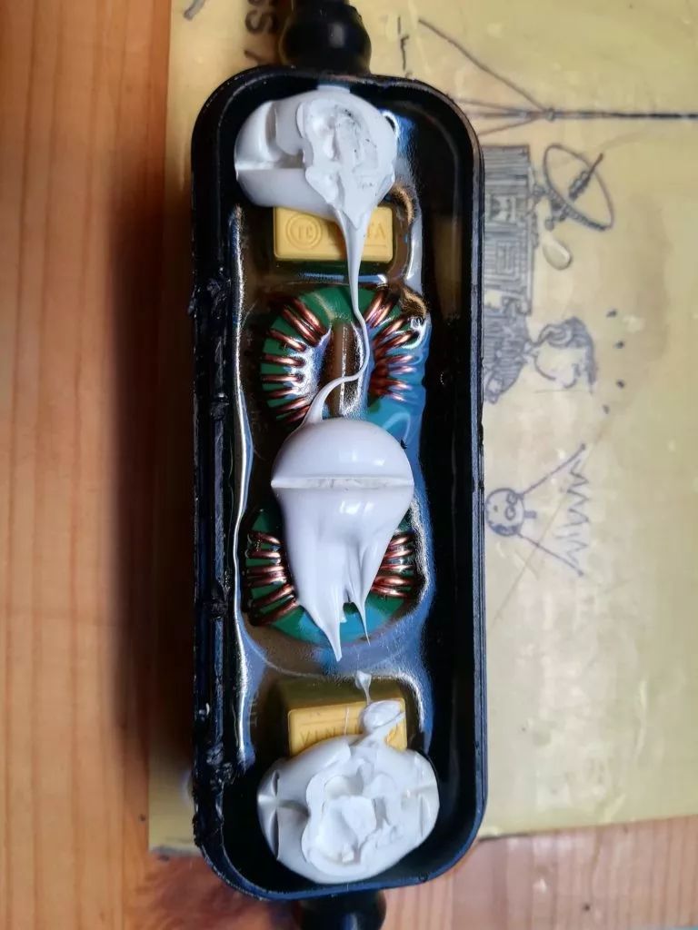 ​对付电台LED电磁干扰，他们改造五金店的EMC电磁滤波器来解决