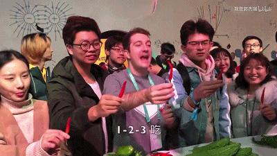 风口浪尖，这个美国人，凭什么被央视点赞了