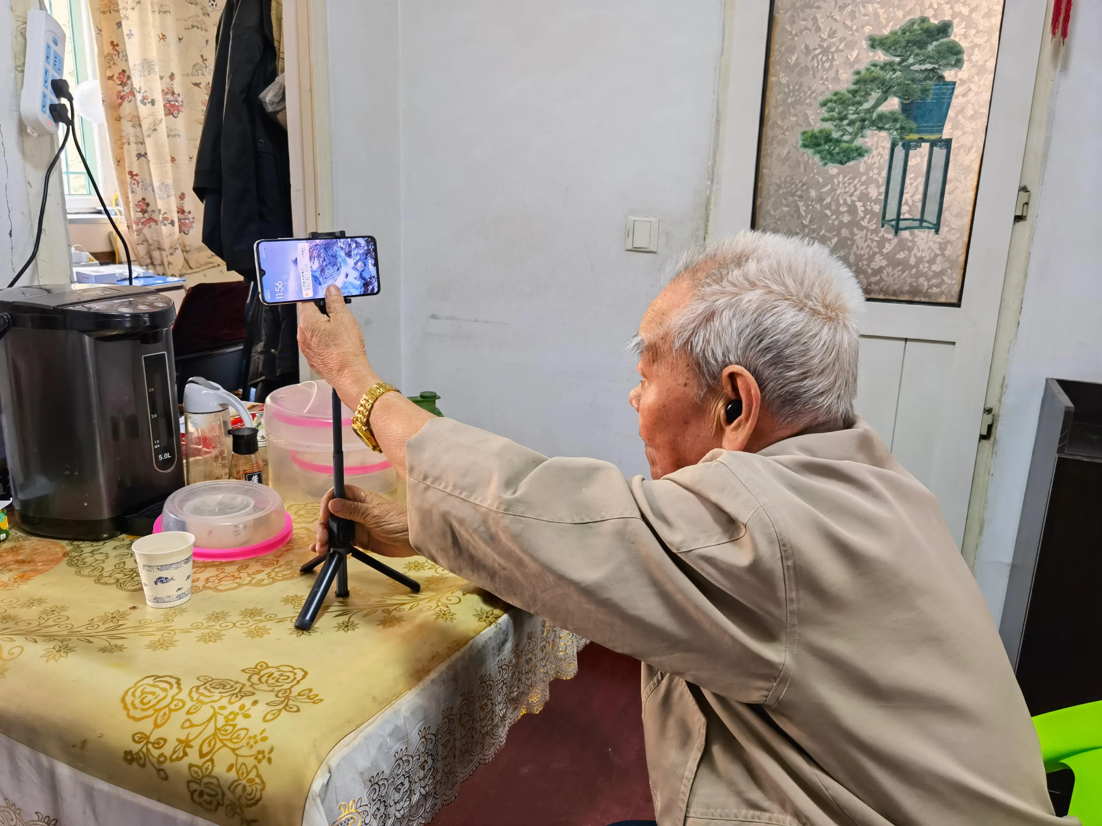 手机学习、记账、购物九旬张爷爷手机玩得真叫个“溜”