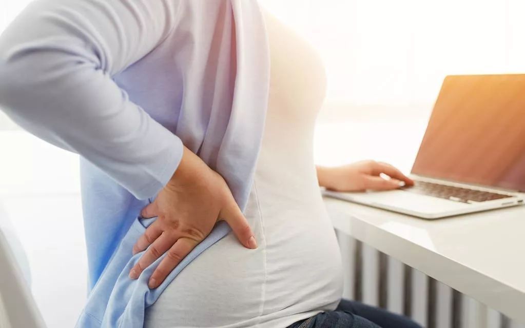 妊娠期如何指导孕妇减轻腰背痛,孕期腰背疼痛是什么原因造成的