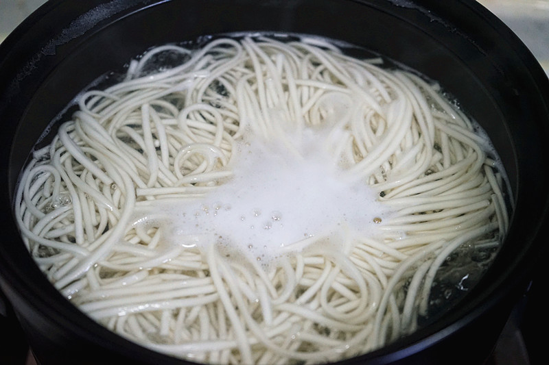 晚上多忙半小时，早餐我做的营养羊汤面才花十分钟，先生直夸真香