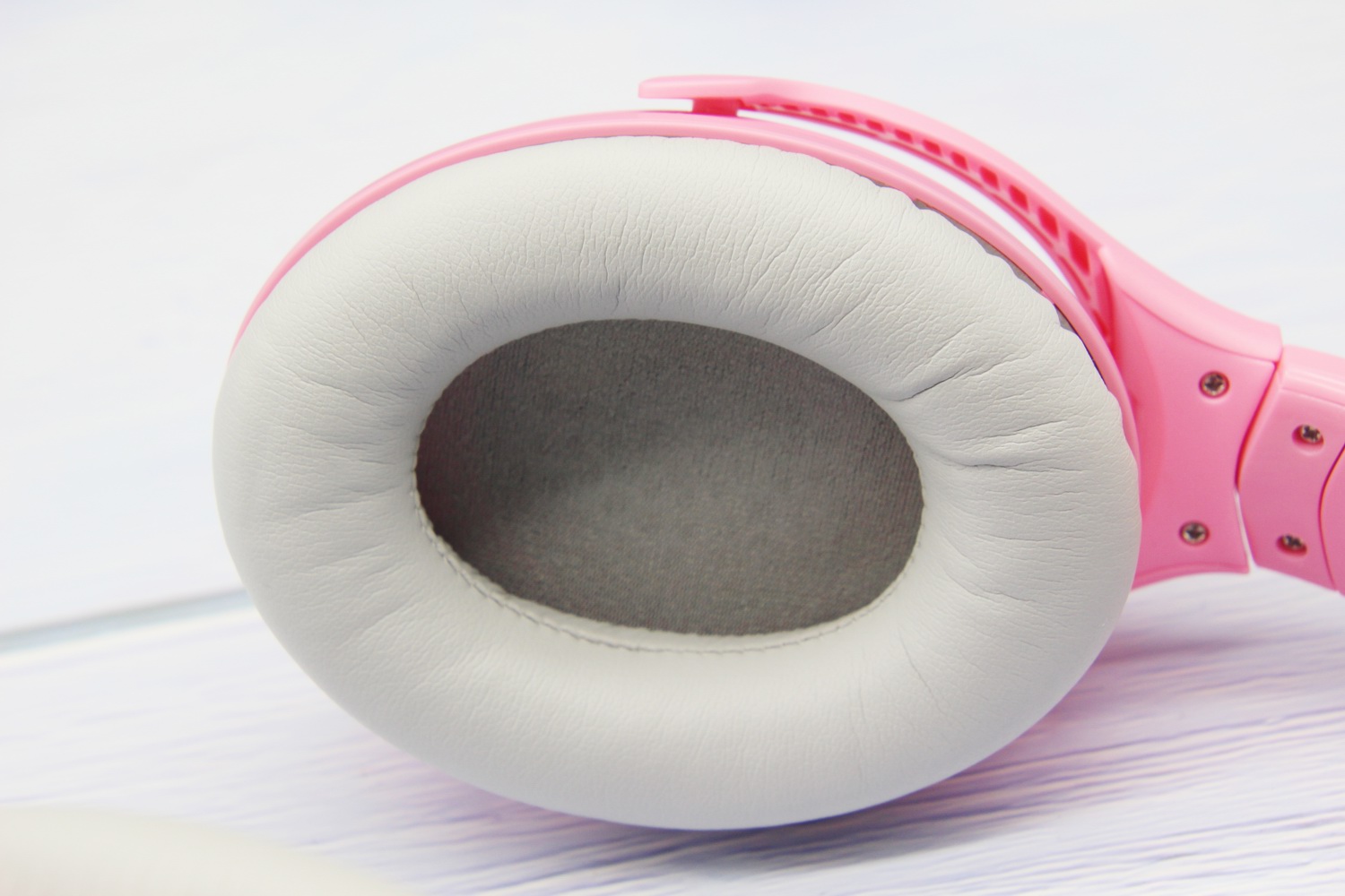 机甲风挂耳式电竞游戏耳机推荐,颜值好性能又好的游戏耳机