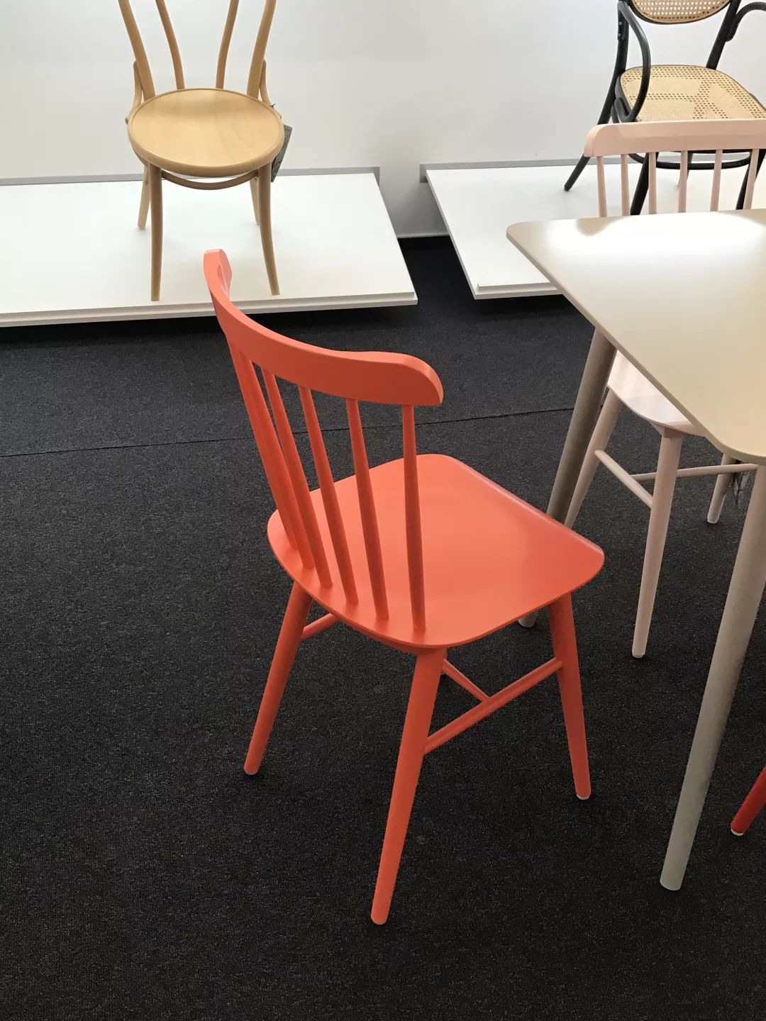 探访TON工厂看经典椅子背后的故事|疯狂24h我们去捷克干了啥？