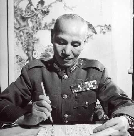 记者提问：老蒋回大陆，能担任什么职位？总理微微一笑说了五个字