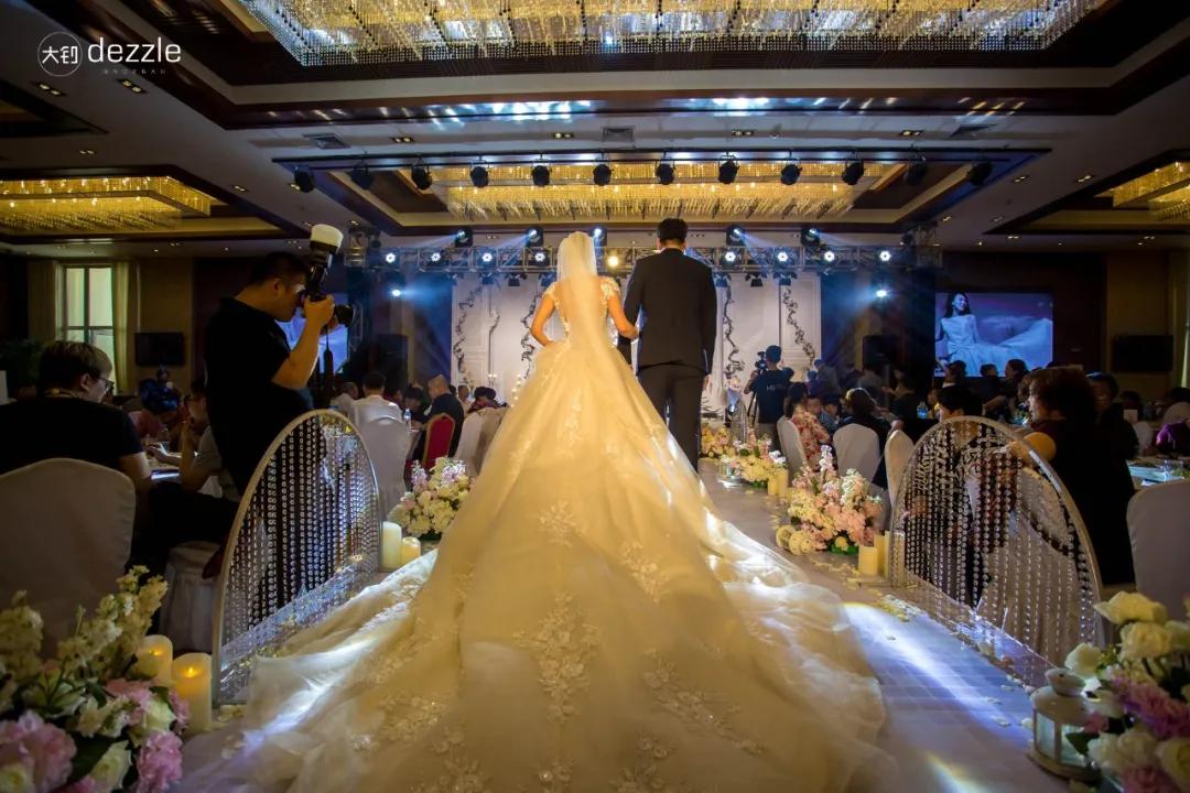 婚礼怎么讲祝福语简单点,婚礼上台祝福新人的词