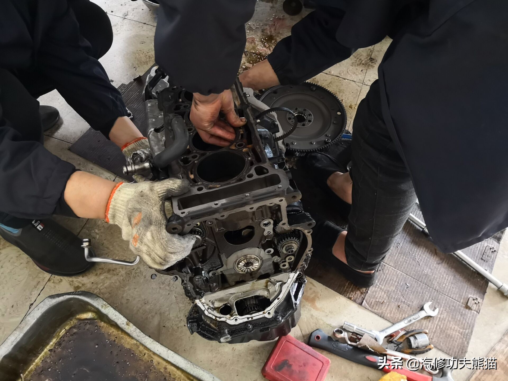 奥迪为何不能解决发动机烧机油,奥迪q5lea888三代发动机烧机油么