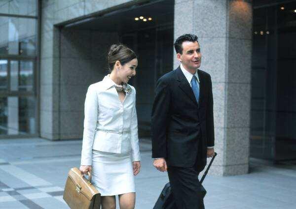 已婚老板爱上漂亮女员工咋办,怎么处理已婚老板爱上员工的关系