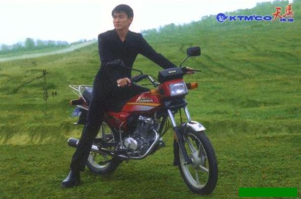 这些硬核的摩托车广告都没看过，就别说自己是老摩友了