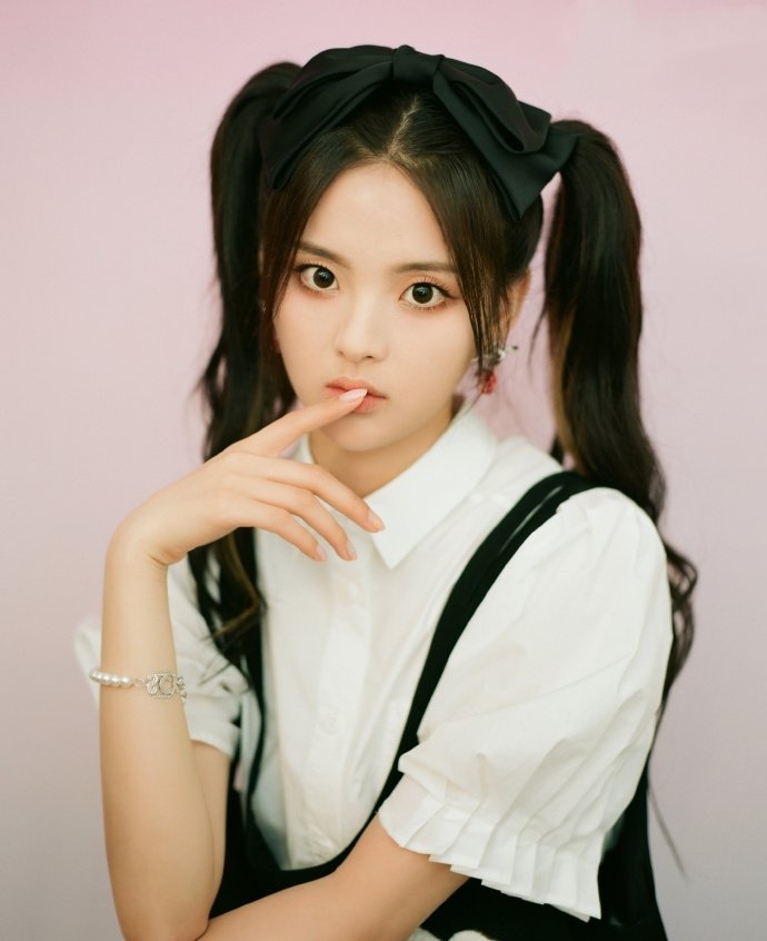 杨超越白色长袜,杨超越穿黑色直筒袜