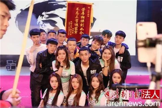 网红沙滩开越野车失控,2名女游客网红沙滩开越野车失控