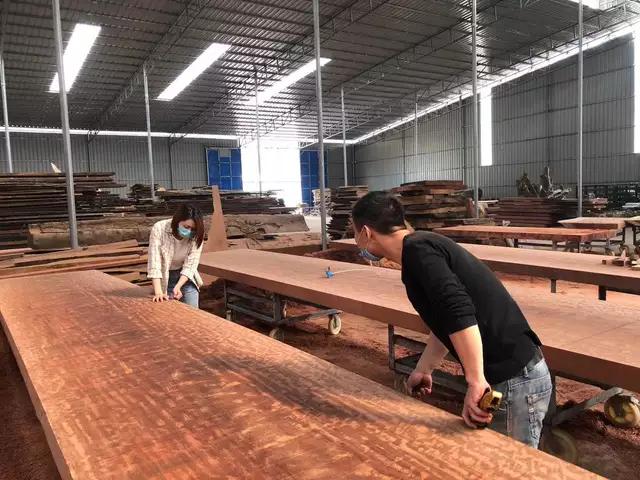 暗访广东天价大板生产基地，原料全是称斤拉木头，富豪还排队来买