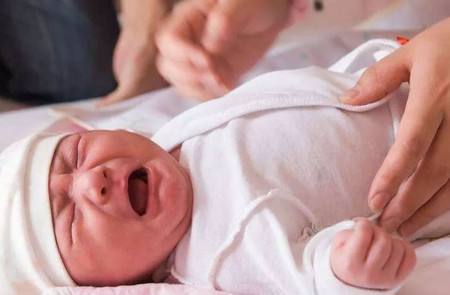 宝宝胀气哭个不停怎么办,肚子胀气吃药都不见好是什么原因