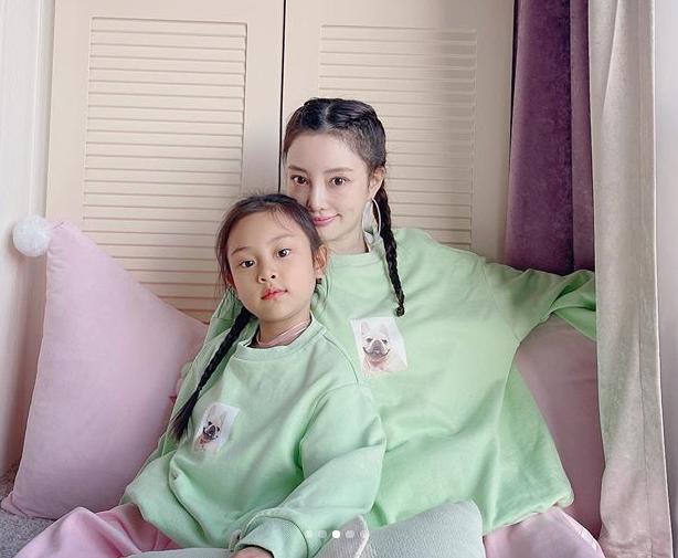 贾乃亮晒李小璐和甜馨合影,李小璐贾乃亮甜馨一家三口上热搜