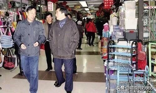 这个30岁年轻人，卖拖鞋1年挣2个亿！义乌老师傅：长江后浪推前浪