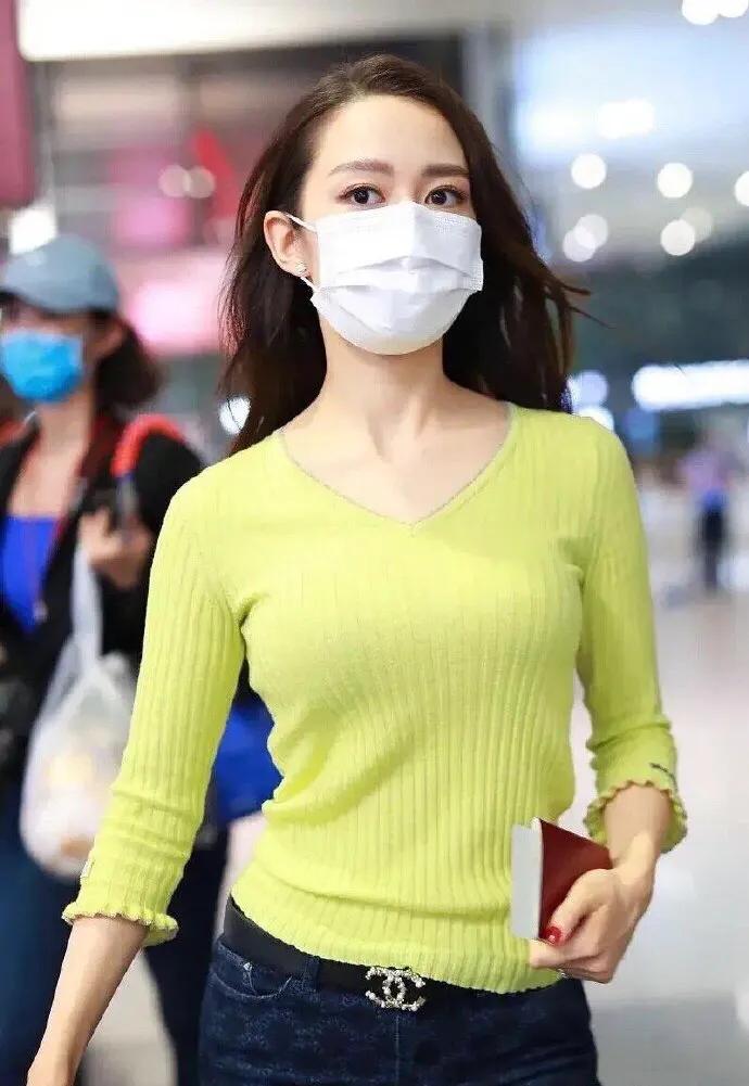 吉娜穿运动衣搭红色包,吉娜一字肩配什么衣服