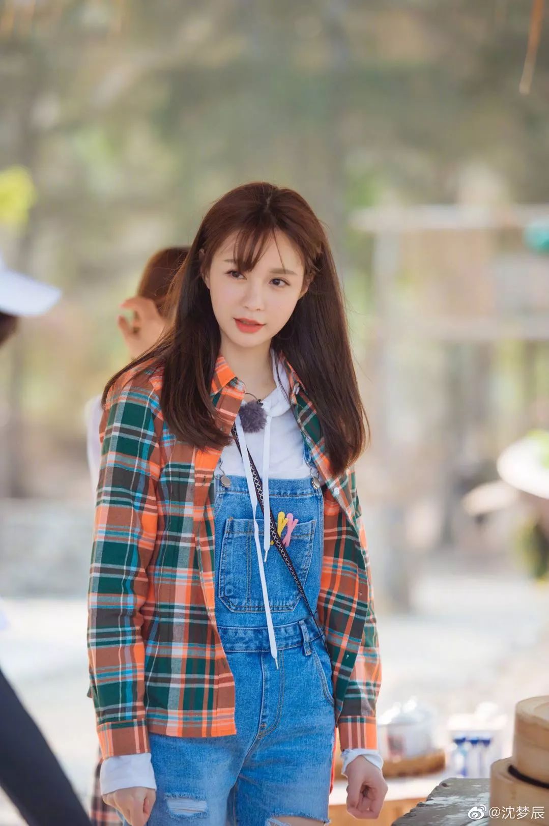 明星卖二手物品争议多,唐嫣吴昕被吐槽,她竟然卖过期产品!