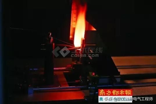 无保护门、假接地、内部升温快，家里的万能插座真是“定时*弹炸**”