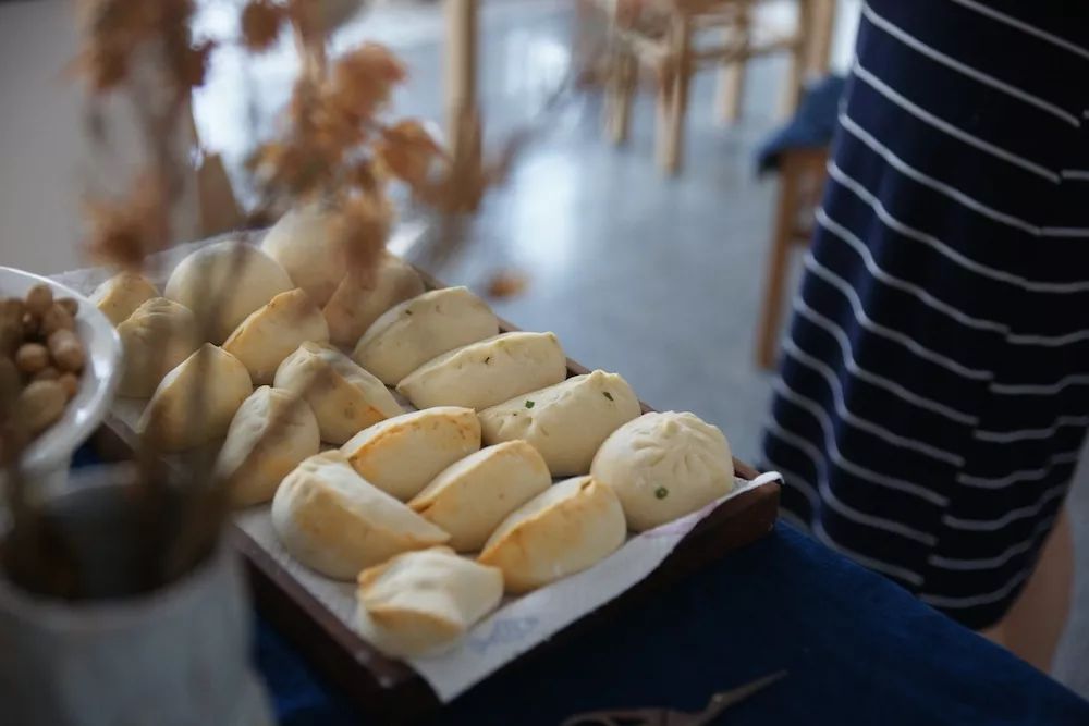 用水泥砌橱柜,用粘土做迷你橱柜