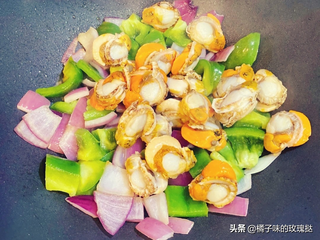 老东北美食青椒炒扇贝肉,青椒炒扇贝墨鱼仔的做法