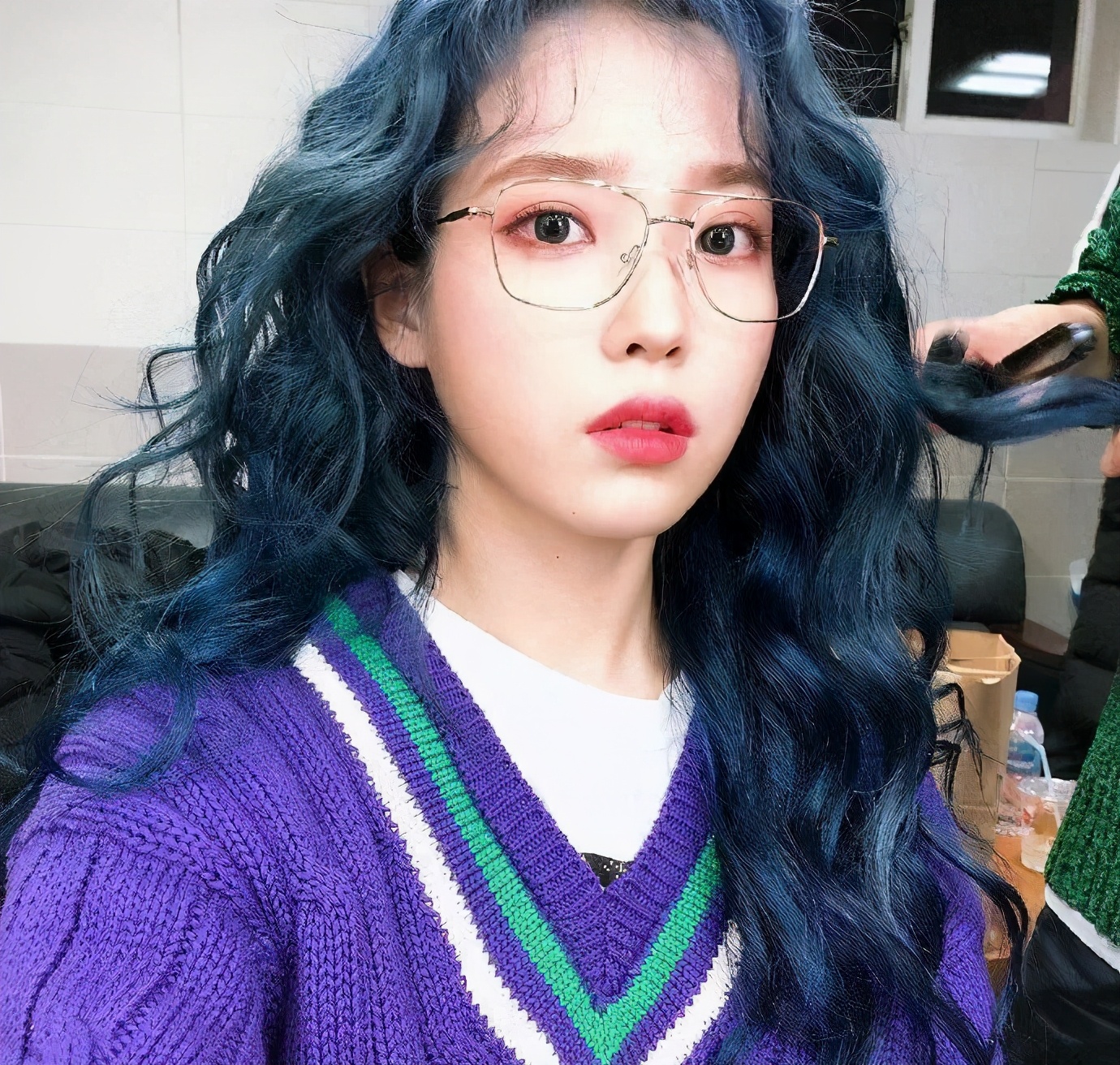 周扬青造型被吐槽脖子短,周扬青深夜晒发照片