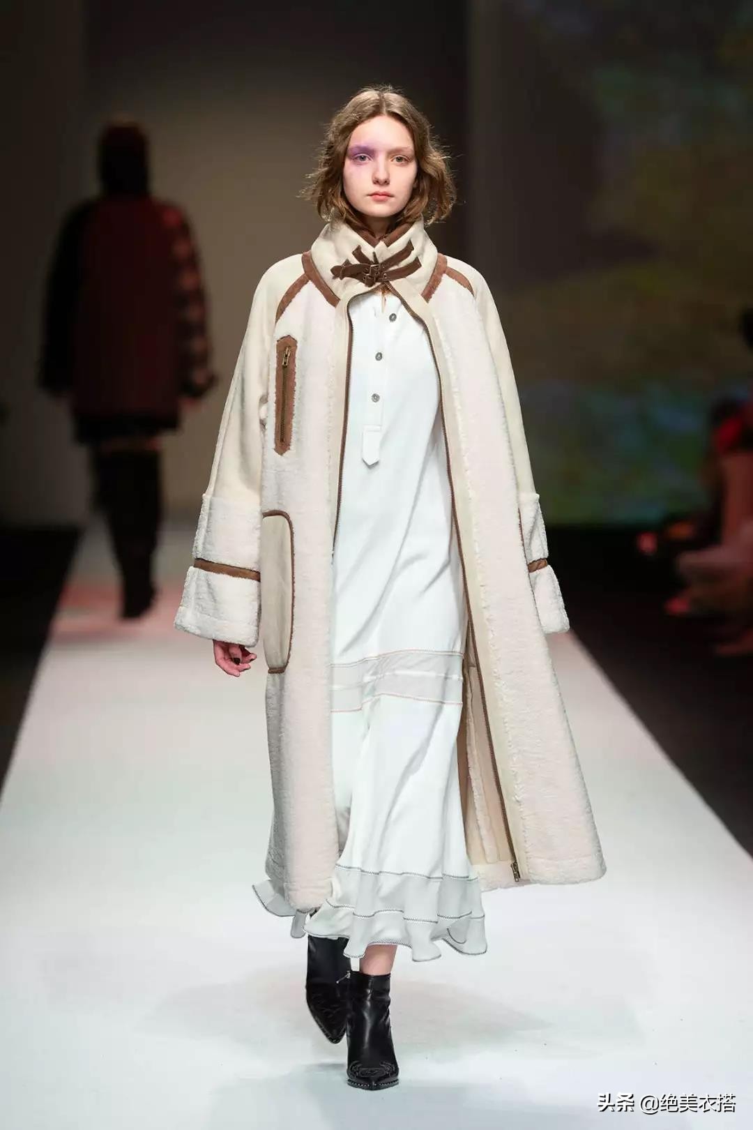 冬季洋气斗篷长款,秋冬披肩斗篷穿搭