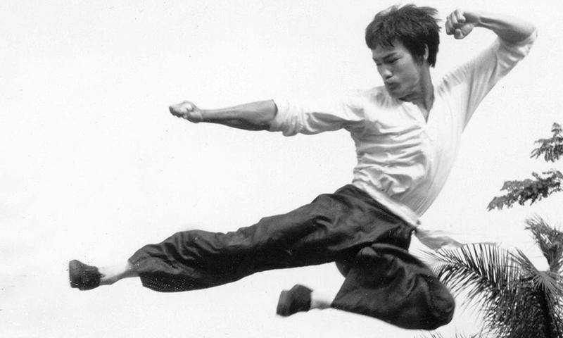 李小龙传奇打黑社会老大,李小龙传奇第一次打倒黄皮小子