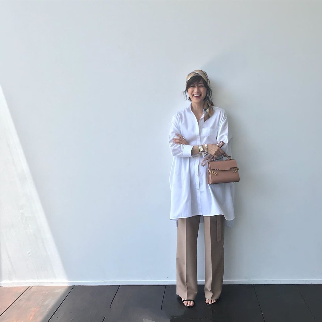51岁的她无惧年龄，用基本款打造出“无龄感”穿搭，时尚又高级