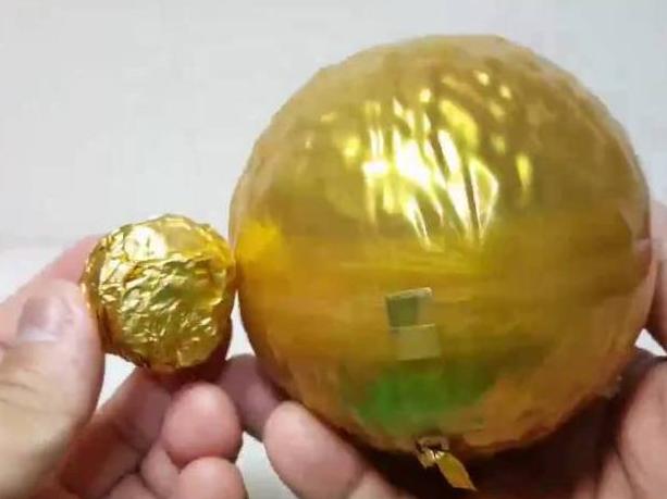 88元买了1个最大的金莎巧克力，准备吃7天，结果1刀下去崩溃了！